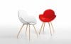 Infiniti Chair Cookie transparent und rot mit hölzernen Beinen