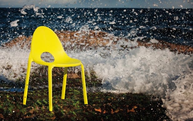 Infiniti Chair Drop am Wasser