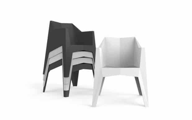 Voxel Stuhl (Vondom) weiß und schwarz, gestapelt